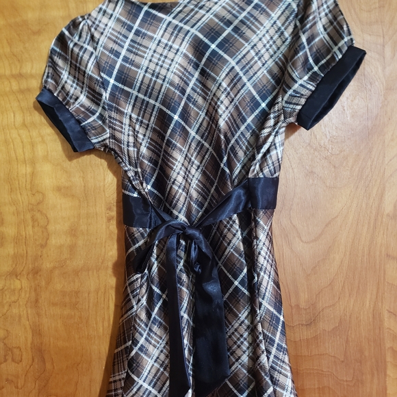 Plaid Short Sleeve Dress with Black Accents - Picture 4 of 6
